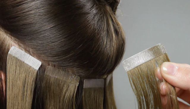 Mega Hair de Fita Adesiva Classic Megaplik sendo aplicado no cabelo