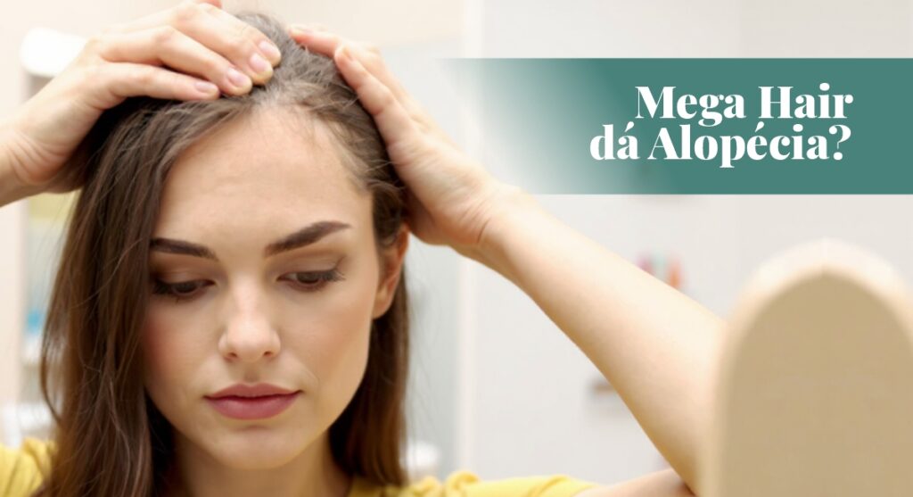 Mulher jovem com cabelo castanho e pele clara examinando o couro cabeludo e a linha do cabelo com preocupação, enquanto um banner questiona 'Mega Hair dá Alopecia?'. A imagem aborda a preocupação com a queda de cabelo e a alopecia relacionada a extensões capilares.